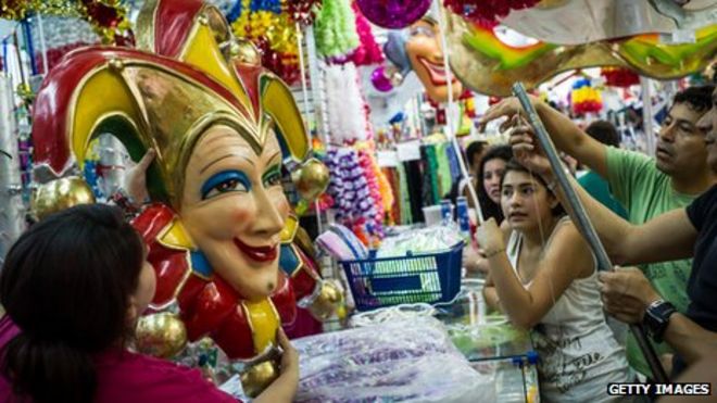 Бразильские покупатели, которые ищут лучшее, проводят в карнавальной лавке