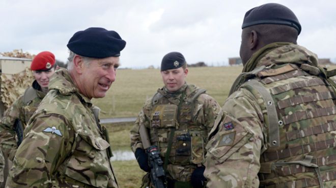 Принц Чарльз разговаривает с солдатами