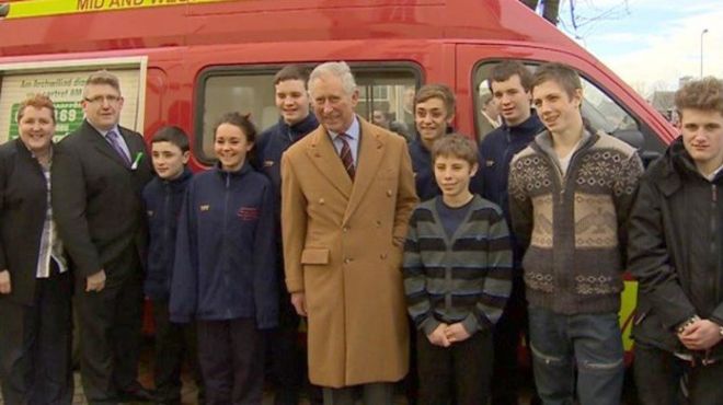Принц Чарльз позирует для фотографий с молодыми людьми в Лланелли