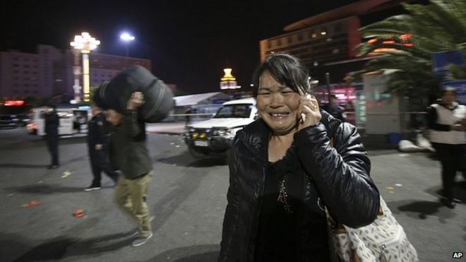 Женщина плачет на месте колоть. 1 марта 2014