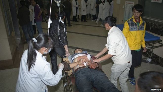 Пострадавший прибывает в больницу. 2 марта 2014 г.