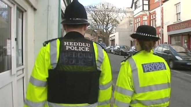 Полицейский и женщина в Уэльсе