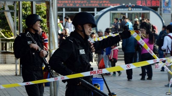 Китайская полиция стоит на страже на месте нападения на главном железнодорожном вокзале в Куньмине, провинция Юньнань, Китай, 2 марта 2014 года