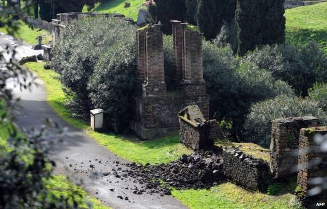 Обрушенная стена в Помпеях (2 марта 2014 г.)