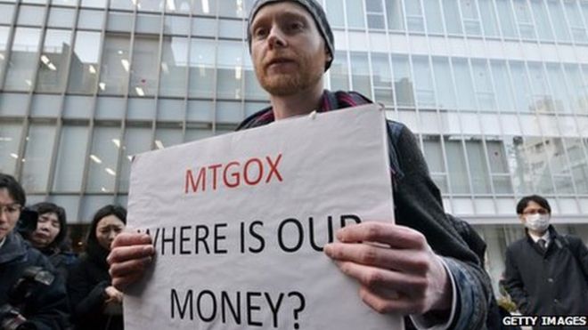 Протестующий с плакатом - Mt Gox Где наши деньги?