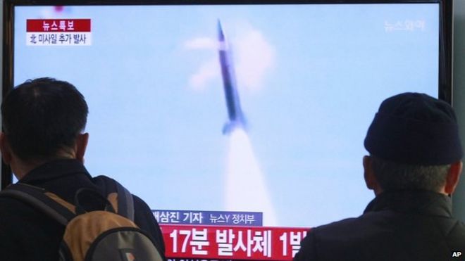 Люди смотрят телевизор, сообщающий о ракетном испытании Северной Кореи на железнодорожном вокзале Сеула в Сеуле, Южная Корея, 4 марта 2014 г.