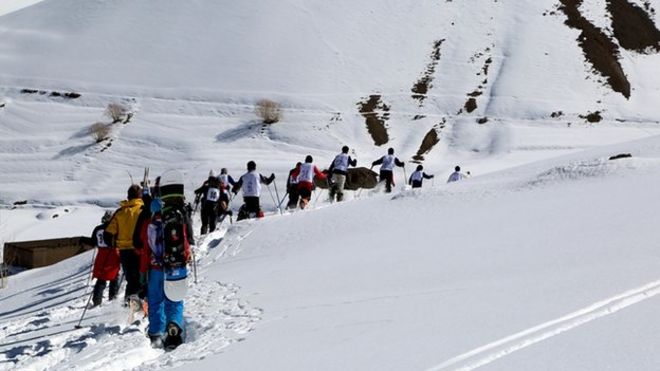 Участники стартуют на склоне горы Ко-э Баба в начале гонки
