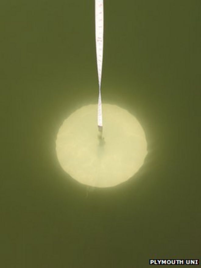 Диск Секки опускается в воду (Фото: Университет Плимута)