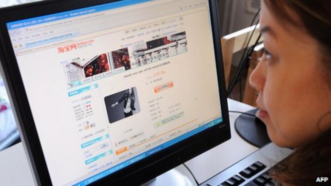 Китайская женщина смотрит на Taobao.com