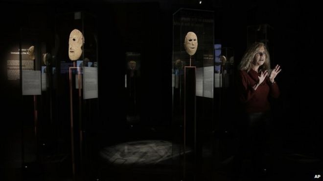 Куратор выставки Дебби Хершман беседует во время интервью для СМИ в Музее Израиля в Иерусалиме 11 марта 2014 года.
