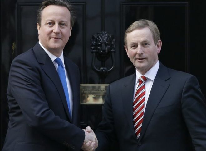 Дэвид Кэмерон приветствует Таоисича (премьер-министра Ирландии) Энду Кенни возле 10 Даунинг-стрит в Лондоне
