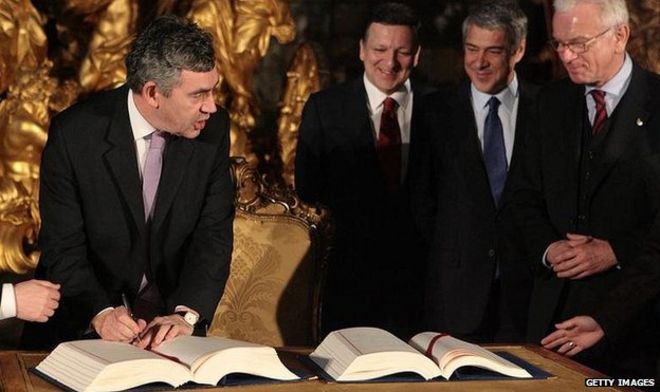 Гордон Браун подписывает Лиссабонский договор в 2007 году