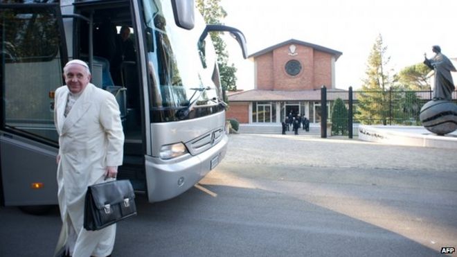 Папа Римский Франциск прибывает на автобусе для отступления в Ариччиа недалеко от Рима (10 марта 2014 года)