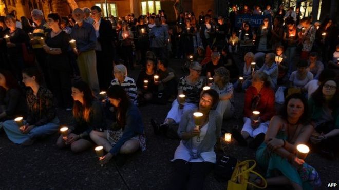 Люди присутствуют на бдении при свечах в поддержку лиц, ищущих убежища, в Сиднее 23 февраля 2014 года