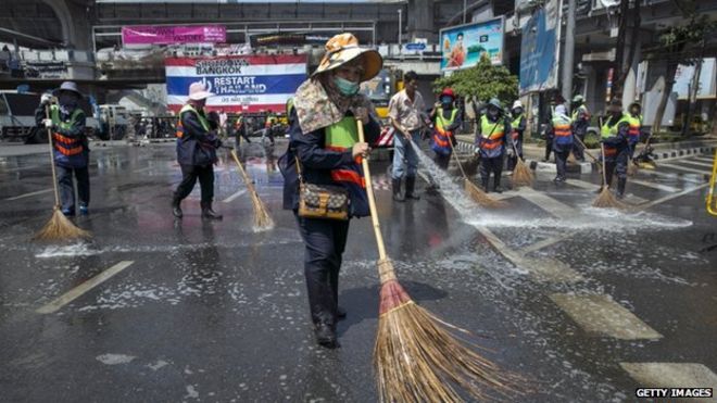 Городские рабочие убирают улицы на главных перекрестках после того, как антиправительственные демонстранты перенесли свой протест в центральный городской парк 2 марта 2014 года