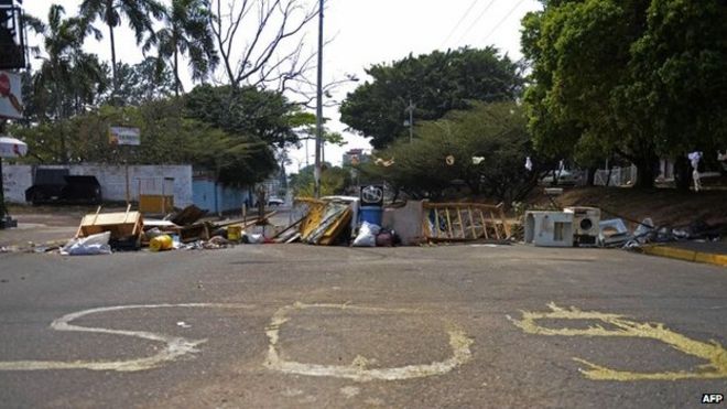 Общий вид баррикады, организованной антиправительственными активистами в Сан-Кристобале 6 марта 2014 года
