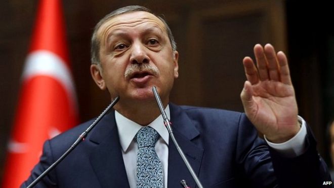 Премьер-министр Реджеп Тайип Эрдоган обращается к членам своей правящей партии АК в парламенте Турции в Анкаре