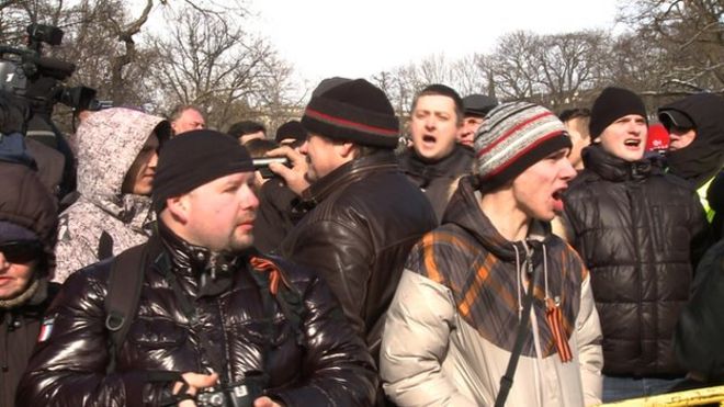 Русскоязычные демонстранты кричат ??о марше ветеранов ВОВ в Латвии