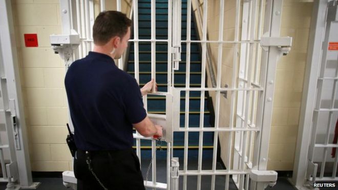 Тюремный надзиратель запирает дверь в учреждении для несовершеннолетних преступников Кукхема Вуда в Рочестере