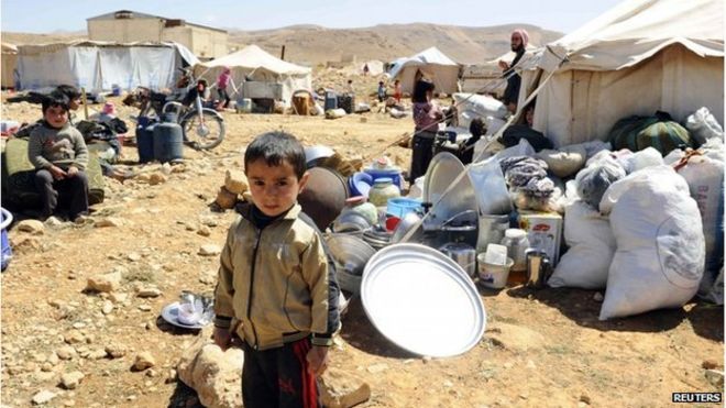 Ребенок стоит в лагере беженцев