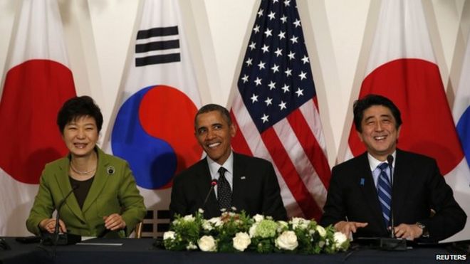Президент США Барак Обама принимает участие вместе с президентом Пак Кын Хе из Южной Кореи и премьер-министром Японии Синдзо Абэ после встречи трех лидеров на саммите по ядерной безопасности в Гааге 25 марта 2014 года