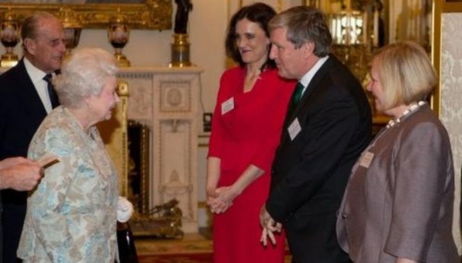 Секретарь Северной Ирландии Тереза ??Вильерс и ирландский посол Дэн Малхолл встретились с королевой