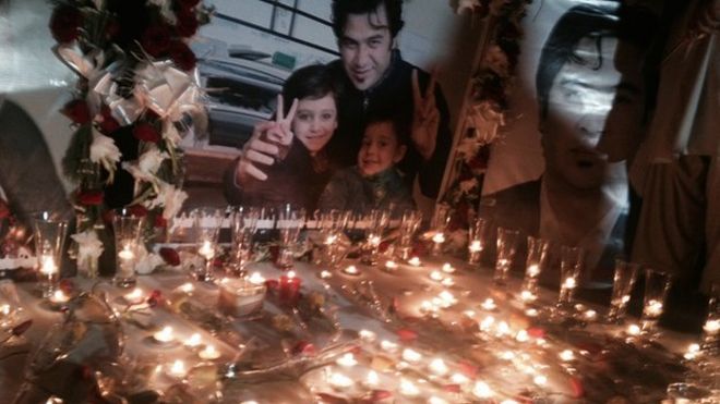 Журналисты помнят Сардара Ахмада и его семью на бдении при свечах в Кабуле