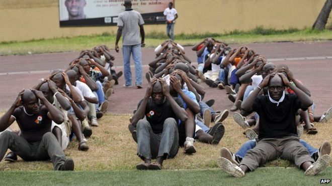 Молодые патриоты тренируются, ожидая прибытия Чарльза Бле Гуде в Абиджан (23 января 2011 г.)