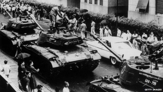 Улица в Рио-де-Жанейро, охраняемая танками через несколько часов после побега в Уругвай президента Жоао Гуларта, свергнутого в результате военного переворота в 1964 году