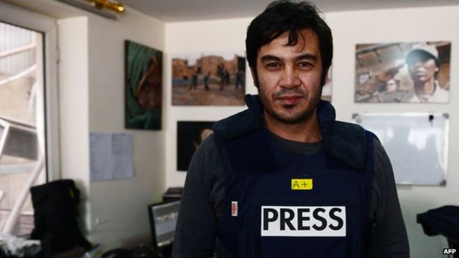 На этом снимке, сделанном 20 марта 2014 года, Сардар Ахмад, 40 лет, штатный журналист из Кабула в информационном агентстве Agence France-Presse (AFP), фотографируется в офисе AFP в Кабуле