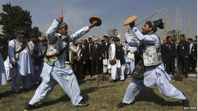 Афганские артисты исполняют традиционную игру во время международных праздников Навруз