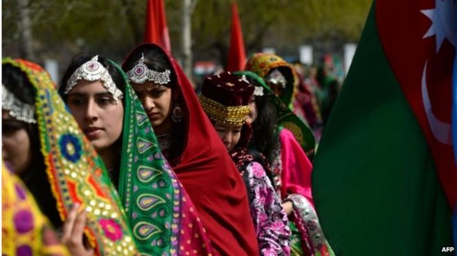 Афганские женщины, одетые в традиционную одежду, посещают официальные торжества в Наврозе в Президентском дворце