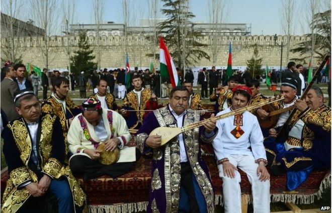 Традиционные таджикские музыканты выступают во время официальных торжеств Навруз в Президентском дворце