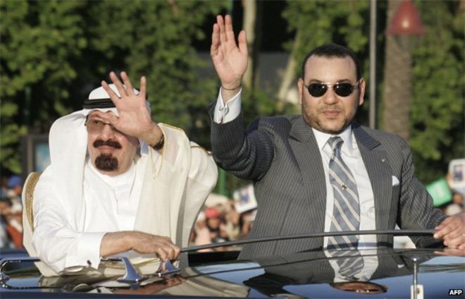 Король Саудовской Аравии Абдалла бин Абдул Азиз (слева) и король Марокко Мухаммед VI машут доброжелателям, когда они едут по улицам Феса, 17 мая 2007 г.