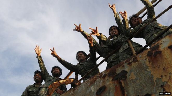 Десантники помахать репортерам в спорном Второй Томас Шол, часть островов Спратли в Южно-Китайском море 29 марта 2014