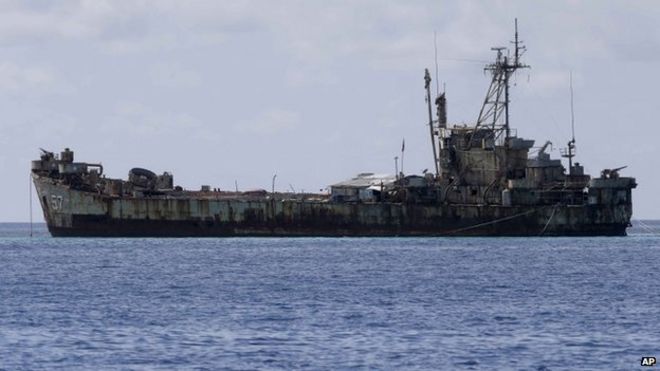 Полуразрушенный корабль Филиппинского военно-морского флота LT 57 (Сьерра-Мадре) с филиппинскими войсками, развернутыми на борту, стоит на якоре у Второго Томаса Шоала у Южно-Китайского моря, 29 марта 2014 года