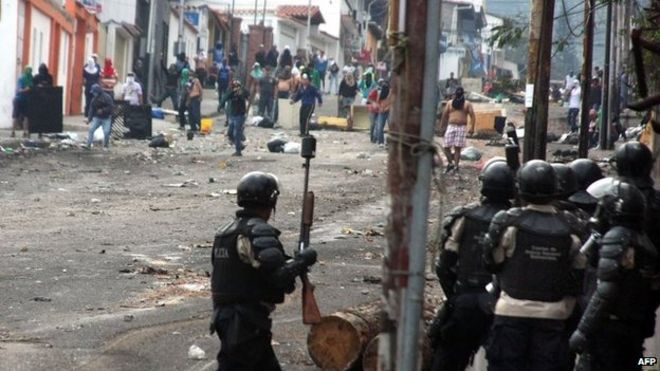 Полиция ОМОНа во время акции протеста против президента Венесуэлы Николаса Мадуро в Сан-Кристобале 28 марта 2014 года