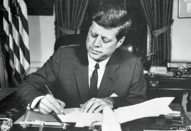 Президент Джон Ф. Кеннеди подписал приказ о морской блокаде