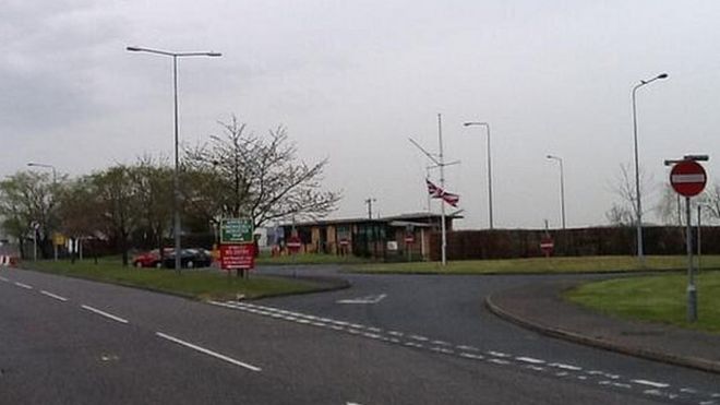 флаг на аэродроме North Weald, развевающийся на пол-мачте