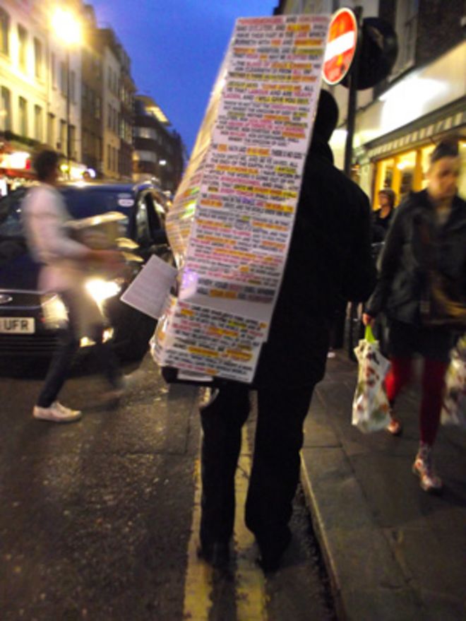 Человек с плакатом Олд Комптон-стрит