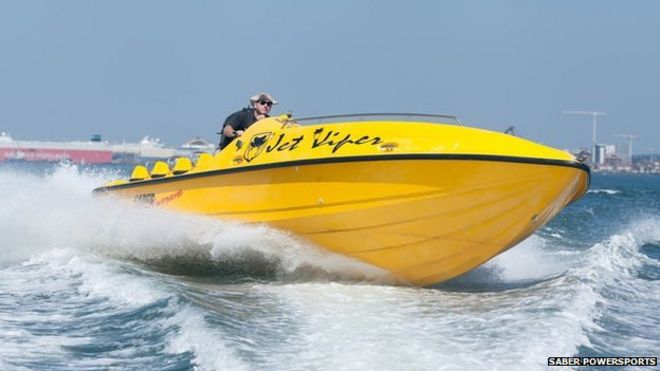Сабер Powersports лодка на высокой скорости