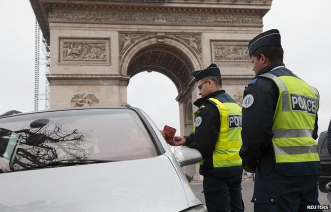 Парижская полиция останавливает машины с четными номерами возле Триумфальной арки (17 марта)