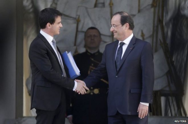 Новый премьер-министр Мануэль Вальс (слева) пожимает руку президенту Франсуа Олланду возле Елисейского дворца в Париже, 2 апреля
