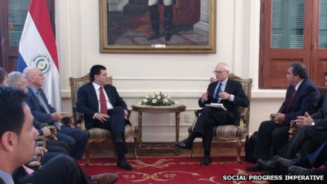 Профессор Майкл Э.Портер и Роберто Артавиа из «Императора социального прогресса» и Рауль Гауто из «Fundacion Avina» встречаются с президентом Парагвая Орасио Картес и членами кабинета в Парагвае. 5 сентября 2013 г.