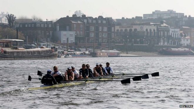 Поезд команды гребцов Оксфорда на Темзе для ежегодной гонки на лодках (2 марта)