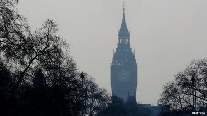 Элизабет Тауэр сквозь дымку загрязнения в Лондоне в среду