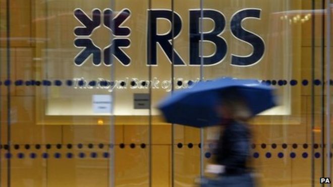 Женщина с зонтиком проходит мимо отделения Royal Bank of Scotland