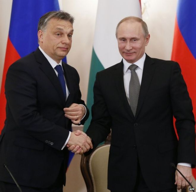 Премьер-министр Венгрии Виктор Орбан (слева) пожимает руку президенту России Владимиру Путину, 14 января