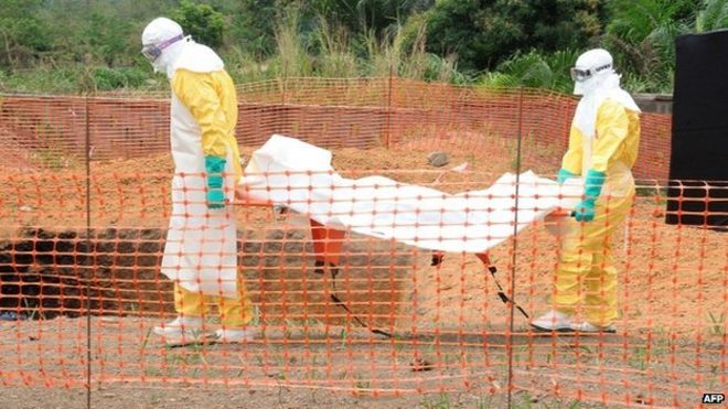 Рабочие MSF несут тело человека, убитого вирусом Эбола в Гекеду, 1 апреля