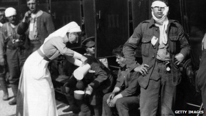 Медсестра лечит солдат в Первой мировой войне